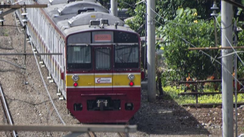 kecelakaan-krl-vs-truk-di-tangerang-masinis-luka-luka