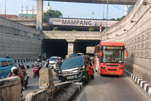 kecelakaan-mobil-toyota-vellfire-di-underpass-mampang-bikin-kemacetan