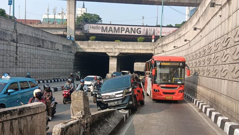 kecelakaan-mobil-toyota-vellfire-di-underpass-mampang-bikin-kemacetan