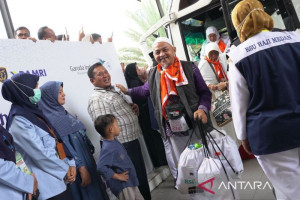 kedatangan-360-jemaah-haji-dari-kloter-06-asal-langkat-di-medan
