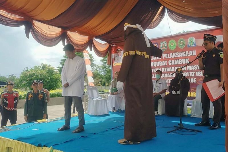 kejari-simeulue-eksekusi-cambuk-enam-terpidana-judi