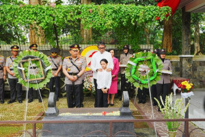 keluarga-puji-kapolri-sigit-ziarah-ke-makam-jenderal-hoegeng-pertama-dalam-sejarah