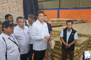 kemendag-dan-perum-bulog-masokkan-1-900-dus-minyakita-ke-papua-untuk-stabilitas-harga