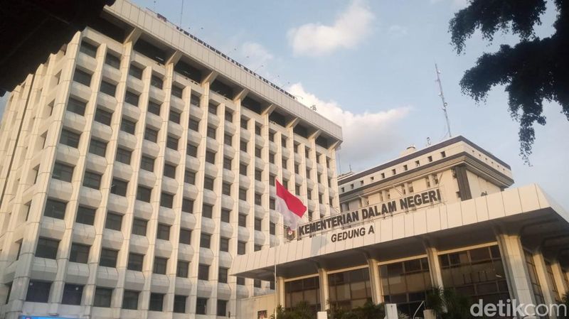 kemendagri-tegaskan-sanksi-bagi-ormas-pakai-atribut-mirip-aparat