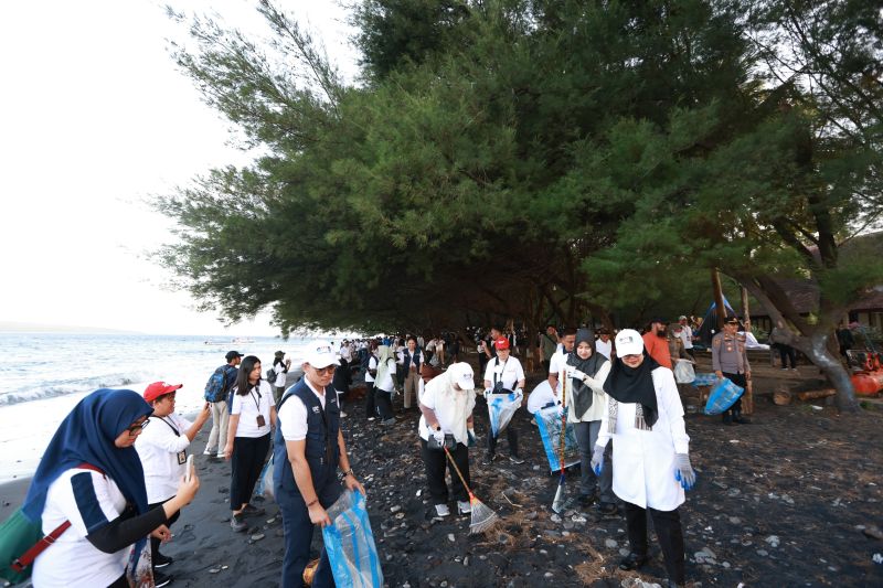 kementerian-pariwisata-luncurkan-gerakan-wisata-bersih-di-banyuwangi