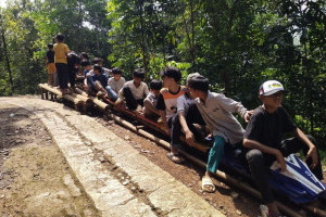 kemeriahan-liburan-anak-di-garut-dengan-main-lori-tradisional