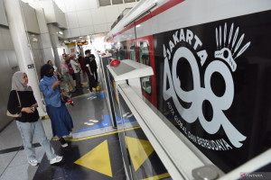 keseruan-masyarakat-saat-harga-tiket-lrt-jakarta-gratis-di-hari-ulang-tahun-dki