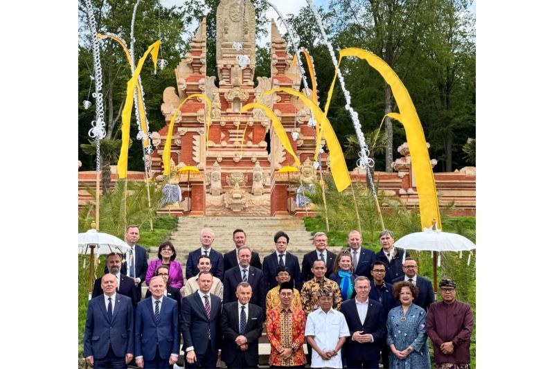 koster-taman-budaya-bali-indah-di-polandia-libatkan-pekerja-lokal
