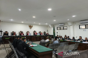 kpk-periksa-enam-tersangka-terkait-kasus-gratifikasi-rohidin