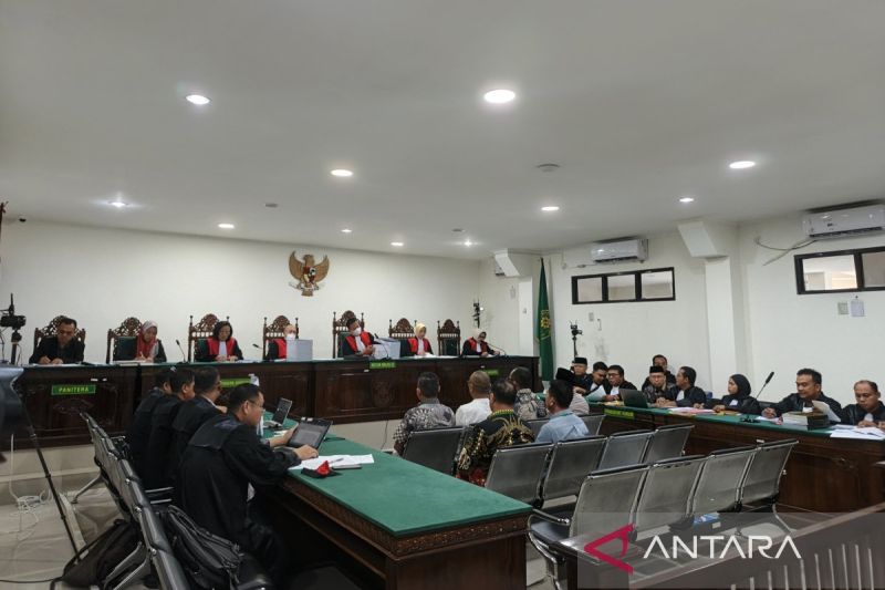 kpk-periksa-enam-tersangka-terkait-kasus-gratifikasi-rohidin