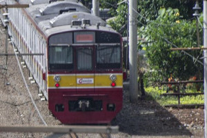 krl-tabrak-truk-di-tangerang-dua-motor-tertimbun-kecelakaan
