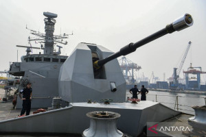 kunjungan-kapal-perang-inggris-hms-richmond-di-pelabuhan-tanjung-priok-meningkatkan-hubungan-bilateral