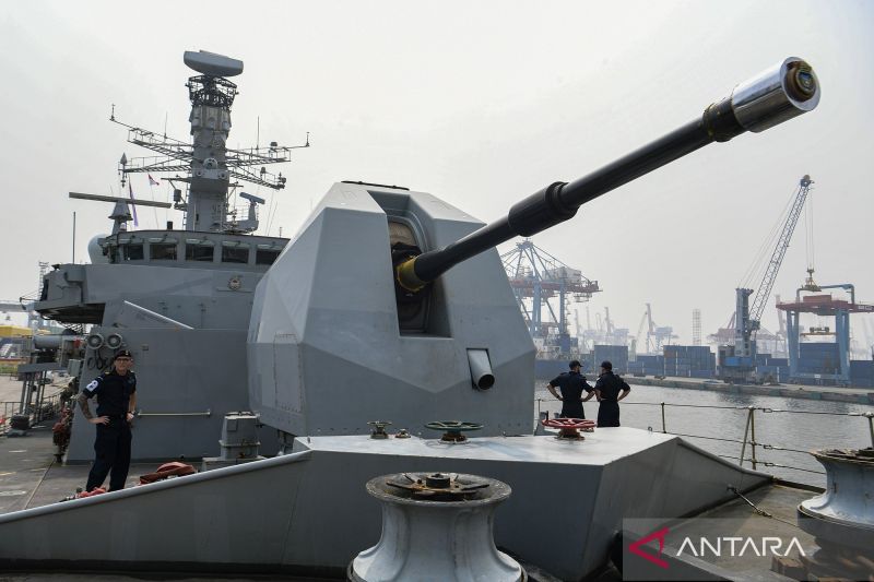 kunjungan-kapal-perang-inggris-hms-richmond-di-pelabuhan-tanjung-priok-meningkatkan-hubungan-bilateral