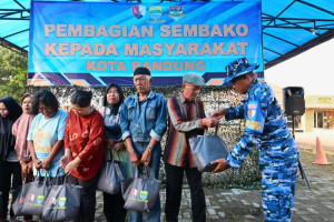 lanud-husein-sastranegara-distribusikan-ratusan-paket-sembako-untuk-warga-terdampak