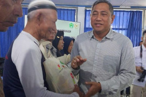 legislator-gerindra-salurkan-1-800-paket-sembako-di-kuningan