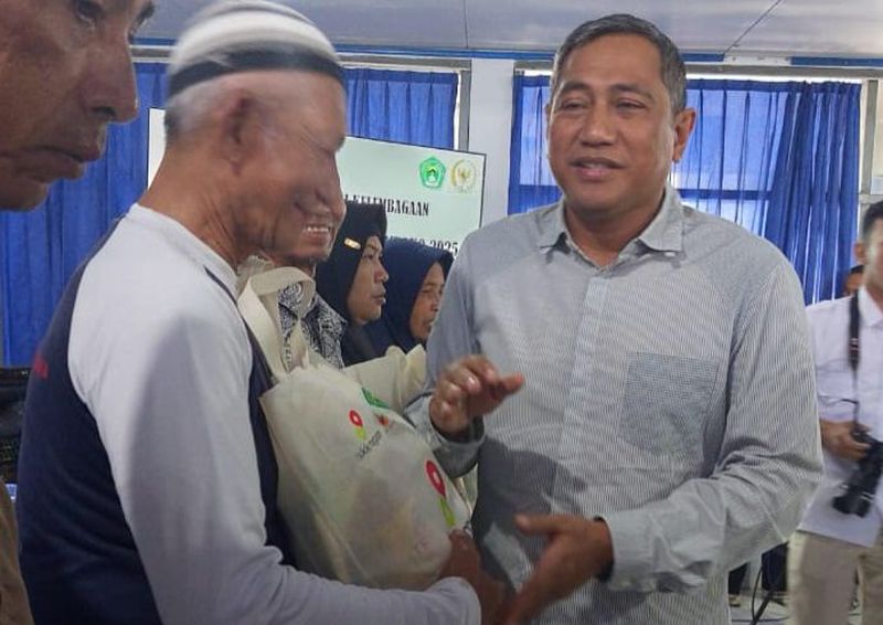 legislator-gerindra-salurkan-1-800-paket-sembako-di-kuningan