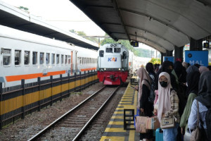 libur-sekolah-31-627-penumpang-padati-stasiun-malang