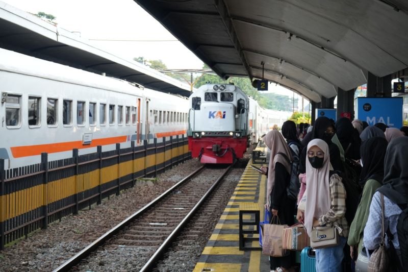 libur-sekolah-31-627-penumpang-padati-stasiun-malang