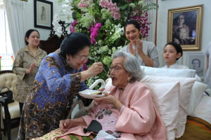 megawati-rayakan-hut-ke-100-dengan-momen-spesial-bersama-meri-hoegeng