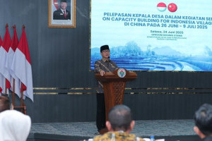 mendes-pdt-yandri-lepas-25-kades-untuk-seminar-di-china-dan-harapkan-kemajuan-desa
