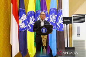 mendiktisaintek-ingatkan-mahasiswa-tantangan-industri-masa-depan