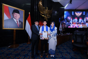 menekraf-apresiasi-prestasi-atlet-berkuda-dki-jakarta-teuku-rifat