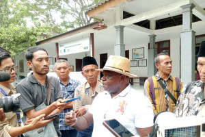 menteri-ham-natalius-pigai-sambangi-lombok-untuk-dengar-aspirasi-warga