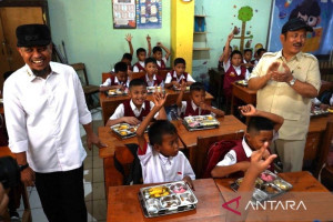 menteri-ppn-kunjungi-sdi-tamamaung-makassar-tinjau-mbg
