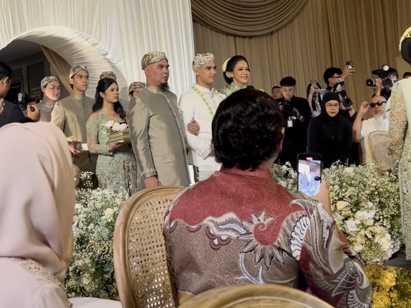 momen-kekompakan-ahmad-dhani-dan-maia-di-pernikahan-al-ghazali