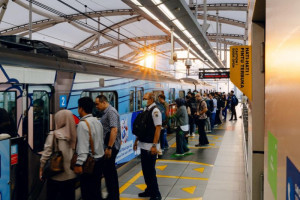mrt-jakarta-resmi-terapkan-tarif-rp1-dan-perpanjang-jam-operasi