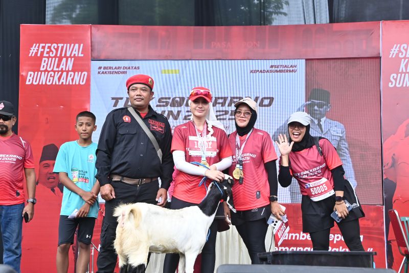 nakes-dpr-ri-bagikan-3-000-beasiswa-di-acara-soekarno-run-trenggalek