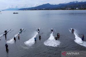 nelayan-sulbar-gelar-lomba-perahu-katinting-untuk-tingkatkan-silaturahim