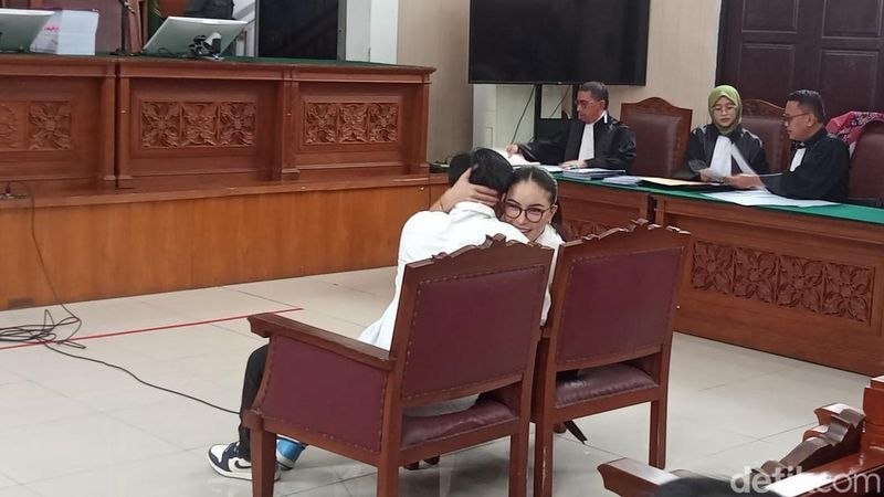 nikita-mirzani-dan-mail-syahputra-jalani-sidang-perdana-terkait-dugaan-pemerasan