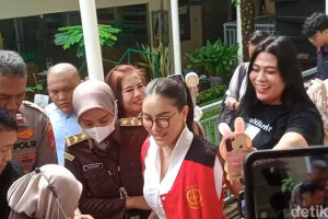 nikita-mirzani-tetap-menjadi-magnet-selfie-meski-tangan-diborgol