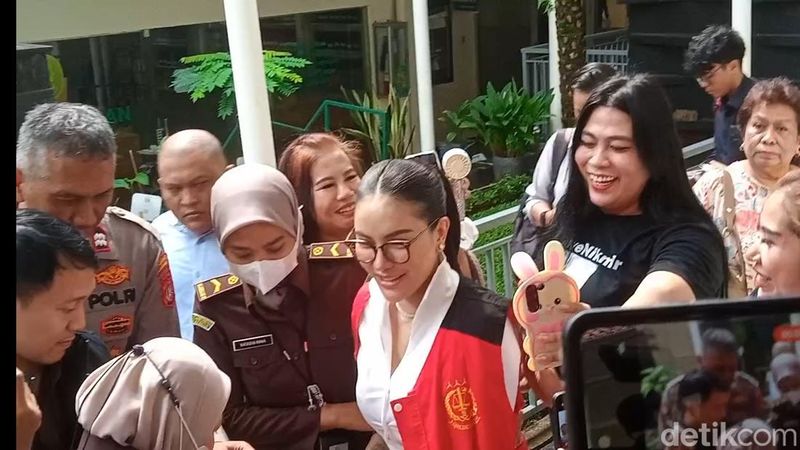 nikita-mirzani-tetap-menjadi-magnet-selfie-meski-tangan-diborgol