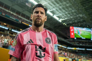 nyaris-gol-detik-detik-bola-sepakan-messi-hantam-mistar-gawang-al-ahly