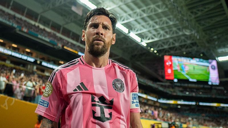 nyaris-gol-detik-detik-bola-sepakan-messi-hantam-mistar-gawang-al-ahly