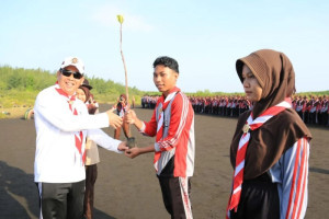 pelajar-probolinggo-tanam-1-000-bibit-mangrove-untuk-konservasi-pantai