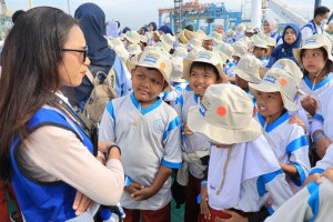 pelajar-sd-ikuti-eksplorasi-kapal-bersama-pelni-di-tanjung-priok