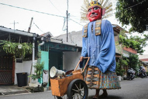 pelan-pelan-jakarta-tertibkan-ondel-ondel-ngamen-di-jalanan