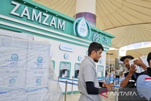 pembelian-air-zamzam-di-bandara-king-abdulaziz-tercatat-meningkat-signifikan