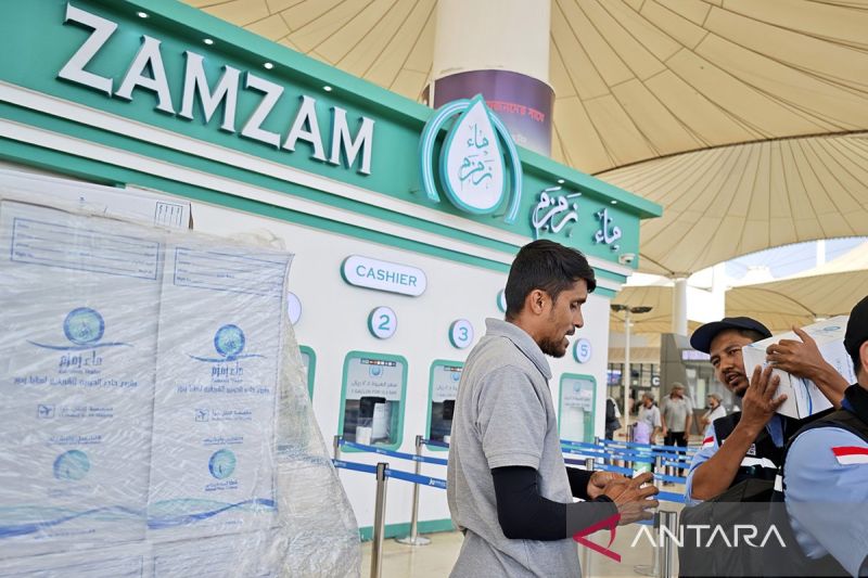 pembelian-air-zamzam-di-bandara-king-abdulaziz-tercatat-meningkat-signifikan