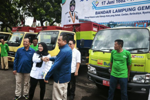 pemkot-bandarlampung-terima-7-mobil-pengangkut-sampah-dari-csr
