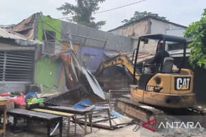 pemkot-tangsel-tertibkan-40-bangunan-liar-di-roxy-ciputat