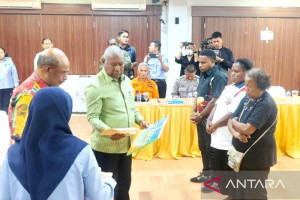 pemprov-papua-barat-berikan-santunan-korban-banjir-pegunungan-arfak
