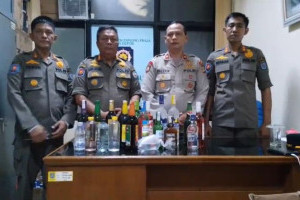 pengungkapan-penjualan-miras-ilegal-di-depok-ribuan-botol-disita