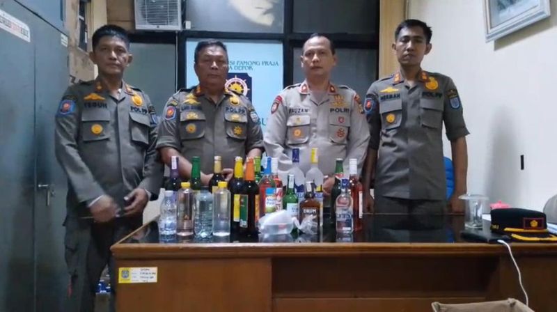 pengungkapan-penjualan-miras-ilegal-di-depok-ribuan-botol-disita