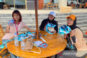 penonton-formula-e-rela-perjalanan-panjang-dari-surabaya-ke-jakarta
