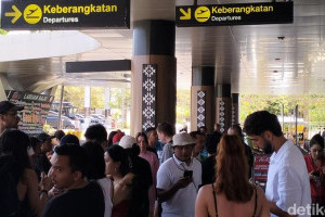 penumpang-di-bandara-komodo-batal-terbang-akibat-erupsi-lewotobi