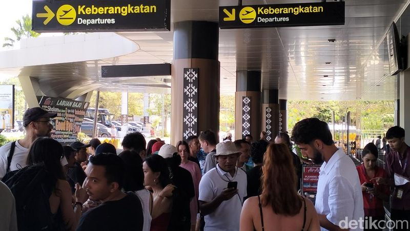 penumpang-di-bandara-komodo-batal-terbang-akibat-erupsi-lewotobi